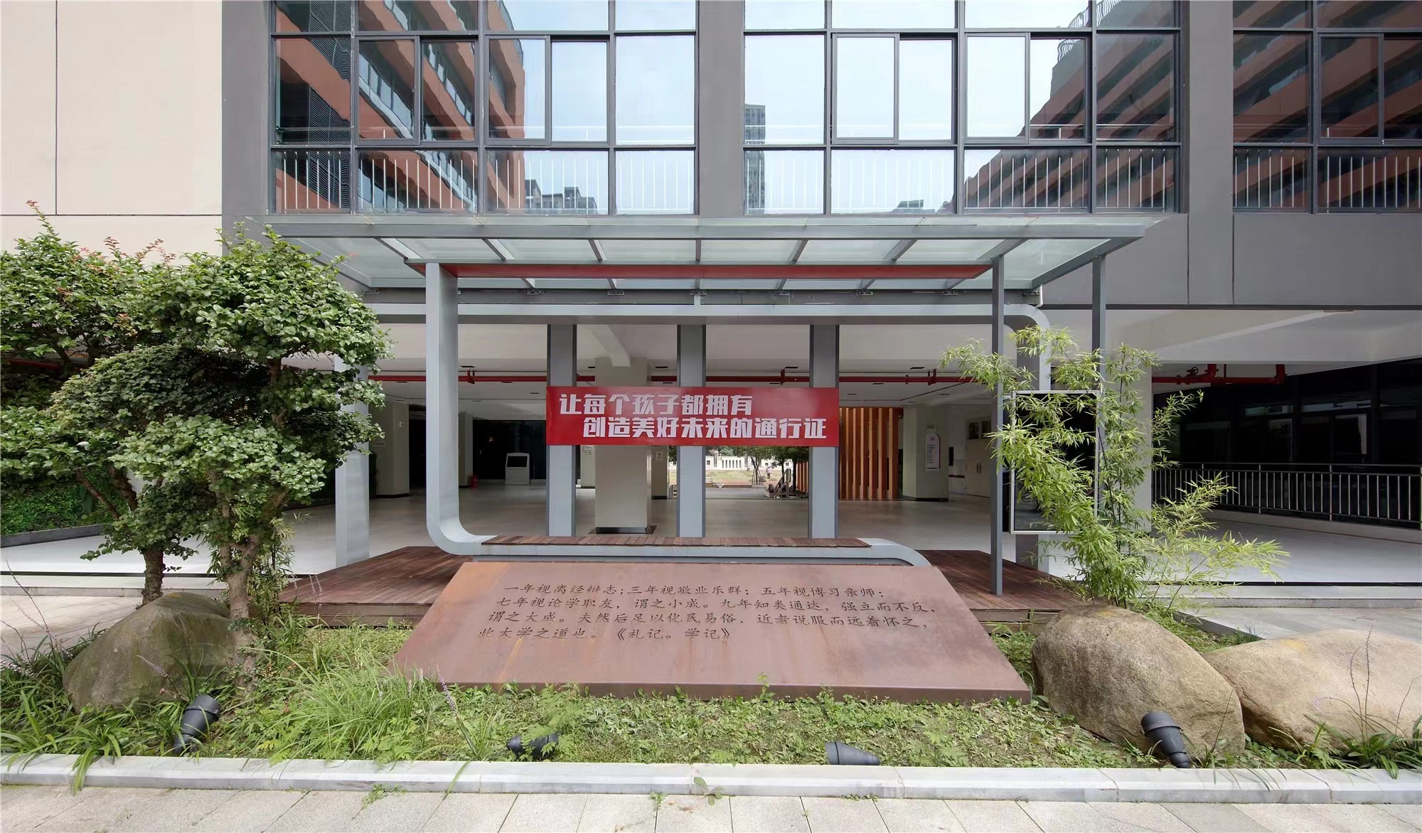 【學校案例】今泰裝飾在武漢市先后完成了與紅領巾學校6個校區(qū)的項目交付！(圖1)